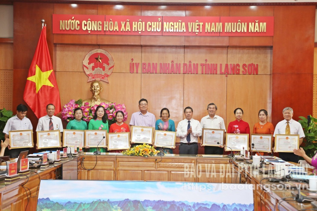 Đồng chí Phó Chủ tịch UBND tỉnh trao bằng khen của Chủ tịch UBND tỉnh cho các cá nhân tiêu biểu