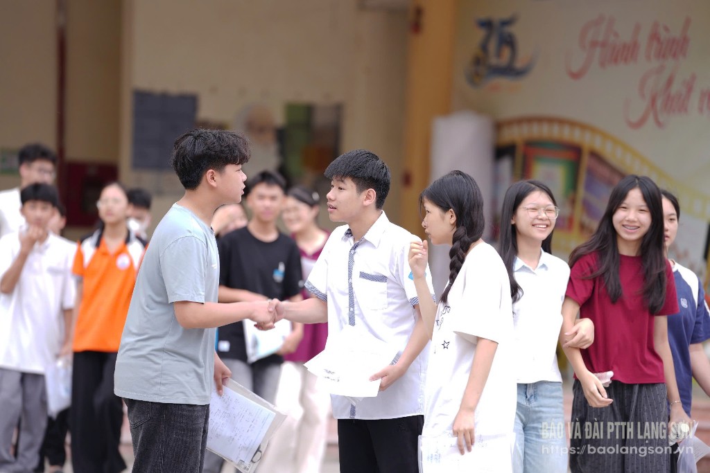 Thí sinh tại điểm thi Trường THPT chuyên Chu Văn An, thành phố Lạng Sơn trao đổi kết quả sau khi hoàn thành bài thi môn Toán