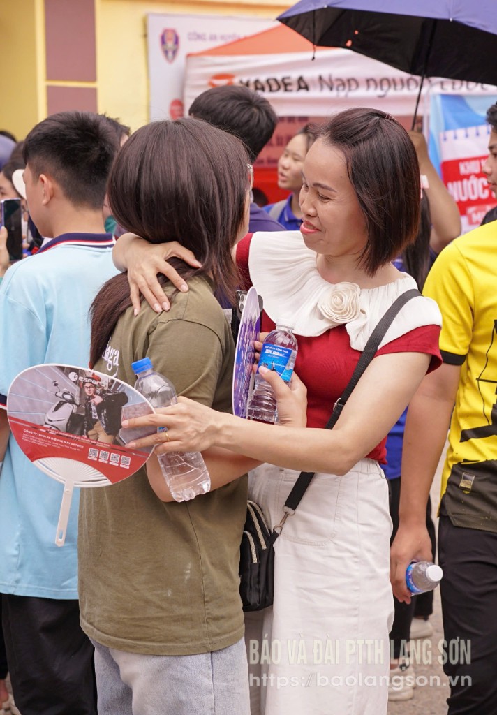 Phụ huynh tại điểm thi Trường THPT Cao Lộc, huyện Cao Lộc động viên thí sinh sau khi hoàn thành bài thi