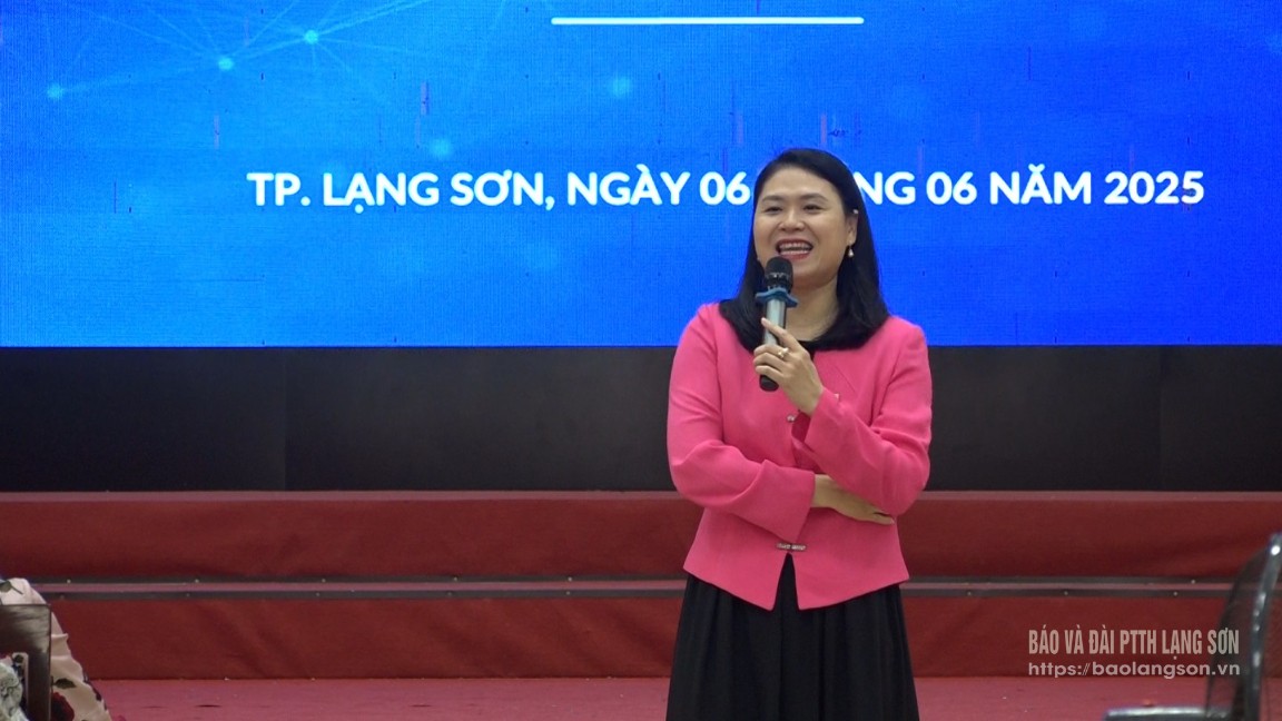 Giảng viên đang truyền đạt về công nghệ trí tuệ nhân tạo AI