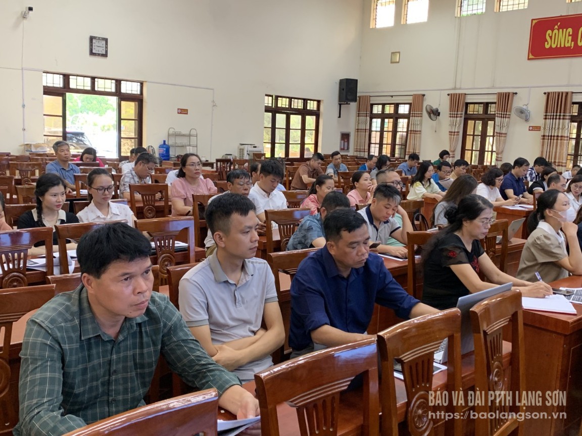 Cán bộ, công chức, viên chức tham gia tìm hiểu các nội dung tại lớp học
