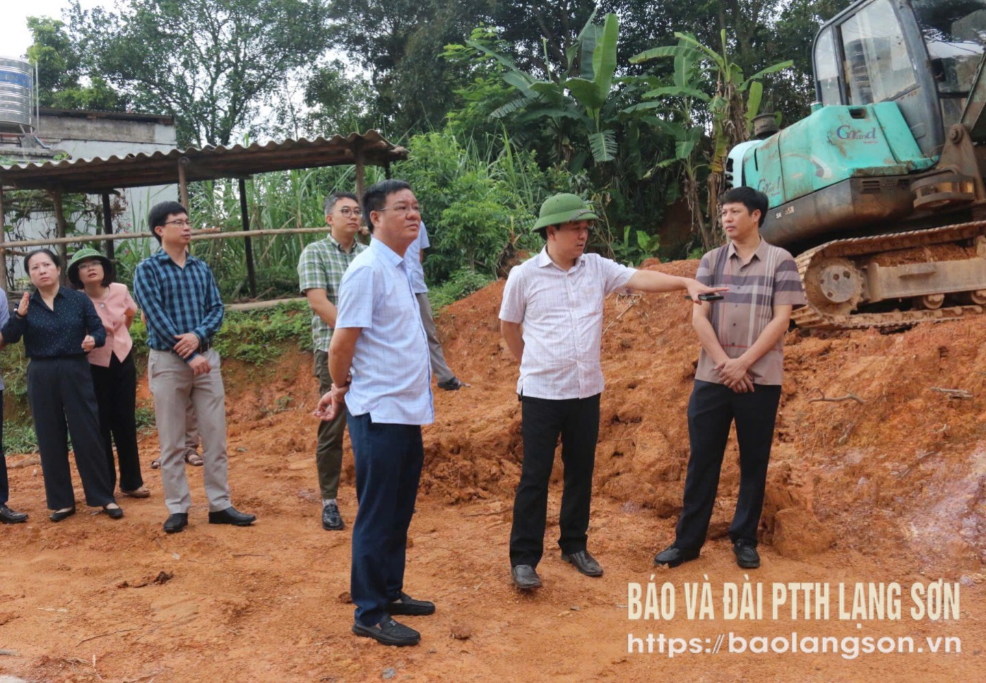 Đoàn công tác kiểm tra thực tế vị trí nguy cơ sạt lở đất tại thị trấn Lộc Bình, huyện Lộc Bình
