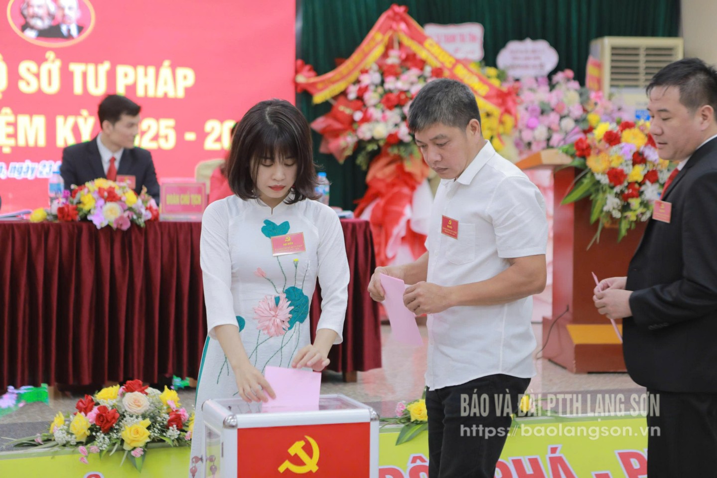 Đại biểu bỏ phiếu bầu Ban Chấp hành Chi bộ Sở Tư pháp nhiệm kỳ 2025 - 2030