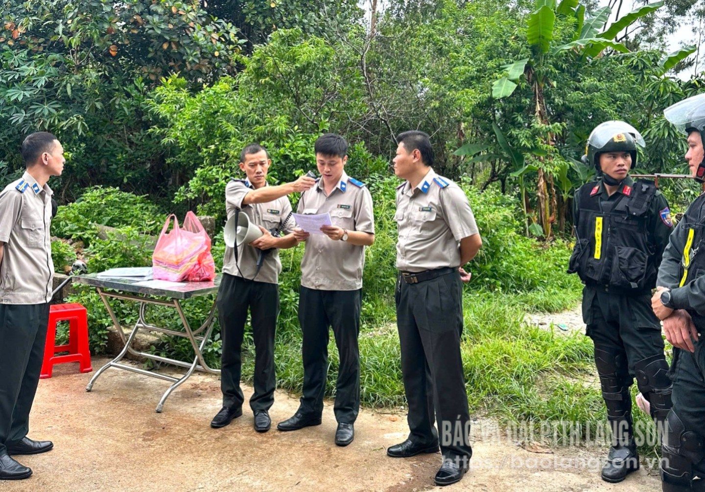 Cán bộ Chi cục THADS thành phố Lạng Sơn phối hợp với các ngành chức năng thông báo về việc cưỡng chế vụ việc tại phường Chi Lăng, thành phố Lạng Sơn