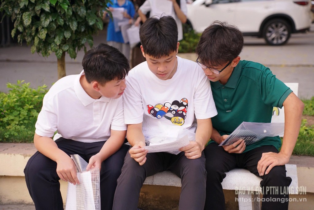 Các thí sinh trao đổi đáp án sau khi hoàn thành bài thi