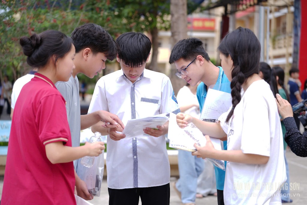 Các thí sinh trao đổi đáp án sau khi hoàn thành bài thi