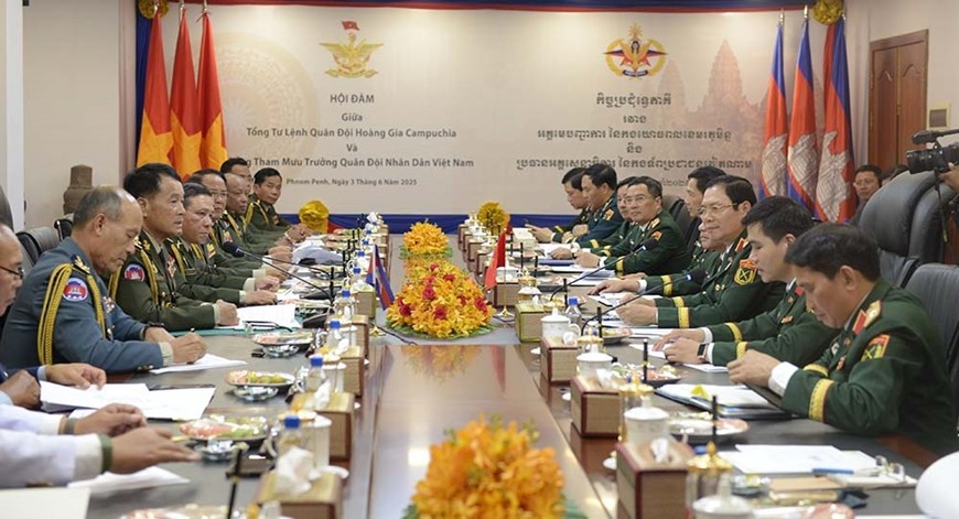 Đại tướng Nguyễn Tân Cương hội đàm với Đại tướng Vong Pisen, Tổng tư lệnh Quân đội Hoàng gia Campuchia. 