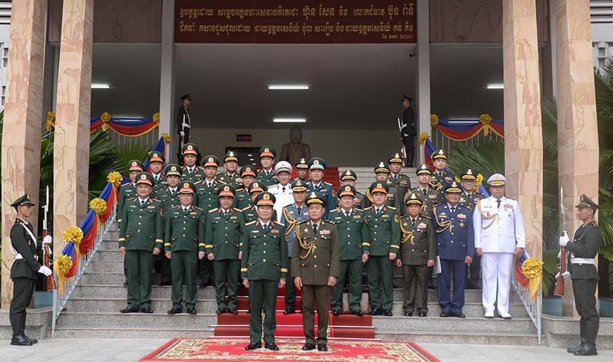 Đại tướng Nguyễn Tân Cương và Đại tướng Vong Pisen, Tổng tư lệnh Quân đội Hoàng gia Campuchia cùng thành viên hai đoàn sau hội đàm. 
