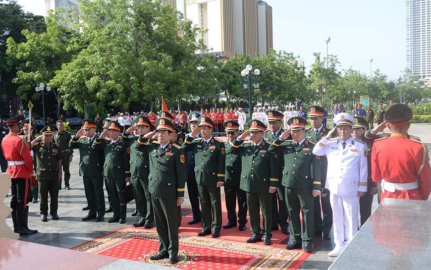 Đại tướng Nguyễn Tân Cương và đoàn dâng hương, đặt vòng hoa tại Đài hữu nghị Việt Nam - Campuchia ở thủ đô Phnom Penh. 