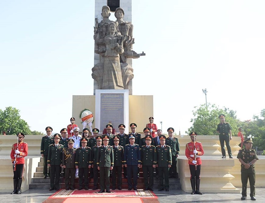 Đại tướng Nguyễn Tân Cương và đoàn tại Đài hữu nghị Việt Nam - Campuchia ở thủ đô Phnom Penh. 