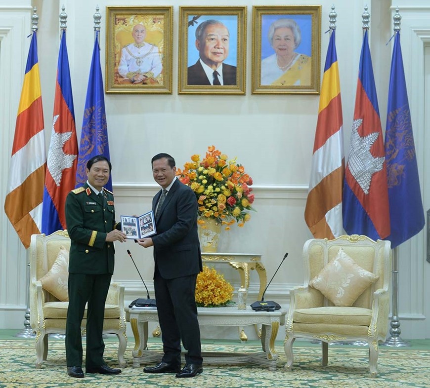 Thủ tướng Campuchia Hun Manet trao ảnh lưu niệm tặng Đại tướng Nguyễn Tân Cương.  