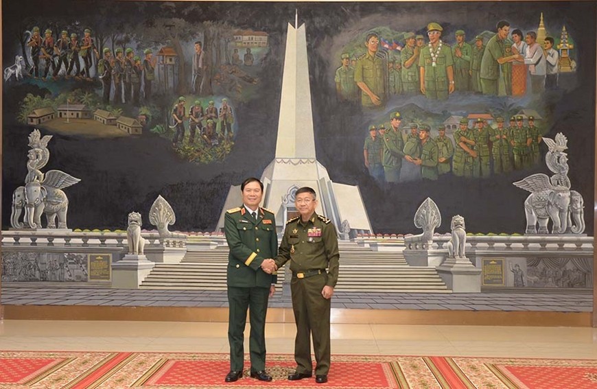 Đại tướng Nguyễn Tân Cương và Đại tướng Chay Saing Yun, Quốc vụ khanh Thường trực Bộ Quốc phòng Campuchia. 