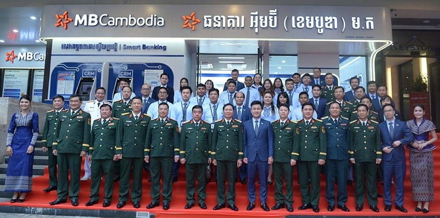 Đại tướng Nguyễn Tân Cương và đoàn thăm Ngân hàng Thương mại Cổ phần Quân đội (MB) Campuchia. 