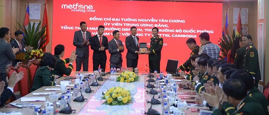  Đại tướng Nguyễn Tân Cương trao quà lưu niệm tặng Công ty Viễn thông Metfone, thương hiệu của Tập đoàn Công nghiệp - Viễn thông Quân đội (Viettel) tại Campuchia. 