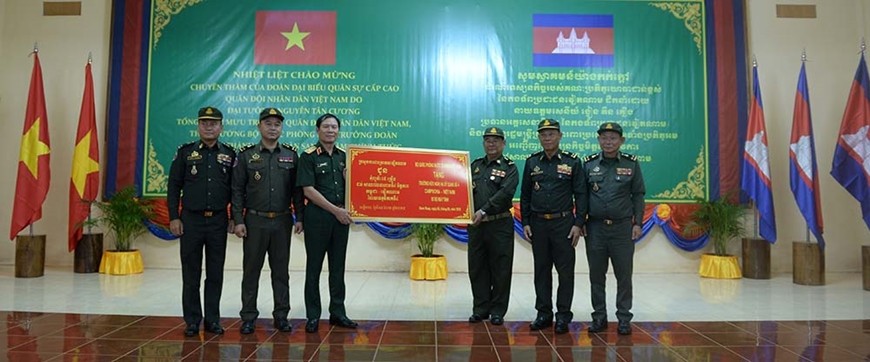  Đại tướng Nguyễn Tân Cương trao tượng trưng quà của Bộ Quốc phòng Việt Nam tặng Trường Hữu nghị hạ sĩ quan số 4 Campuchia - Việt Nam thuộc Bộ tư lệnh Quân khu 4 (Quân đội Hoàng gia Campuchia) tại tỉnh Siem Reap. 