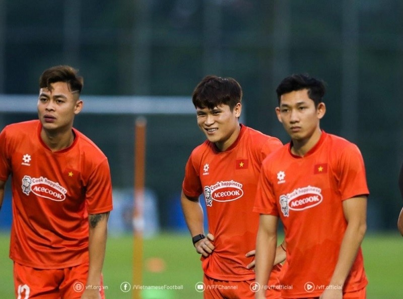 Hai Long cùng đồng đội có buổi tập đầu tiên tại Malaysia. Ảnh: VFF