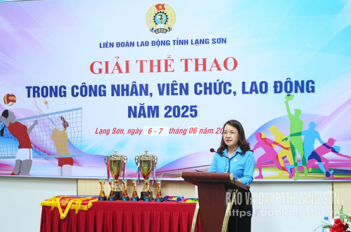 Lãnh đạo LĐLĐ tỉnh phát biểu khai mạc giải