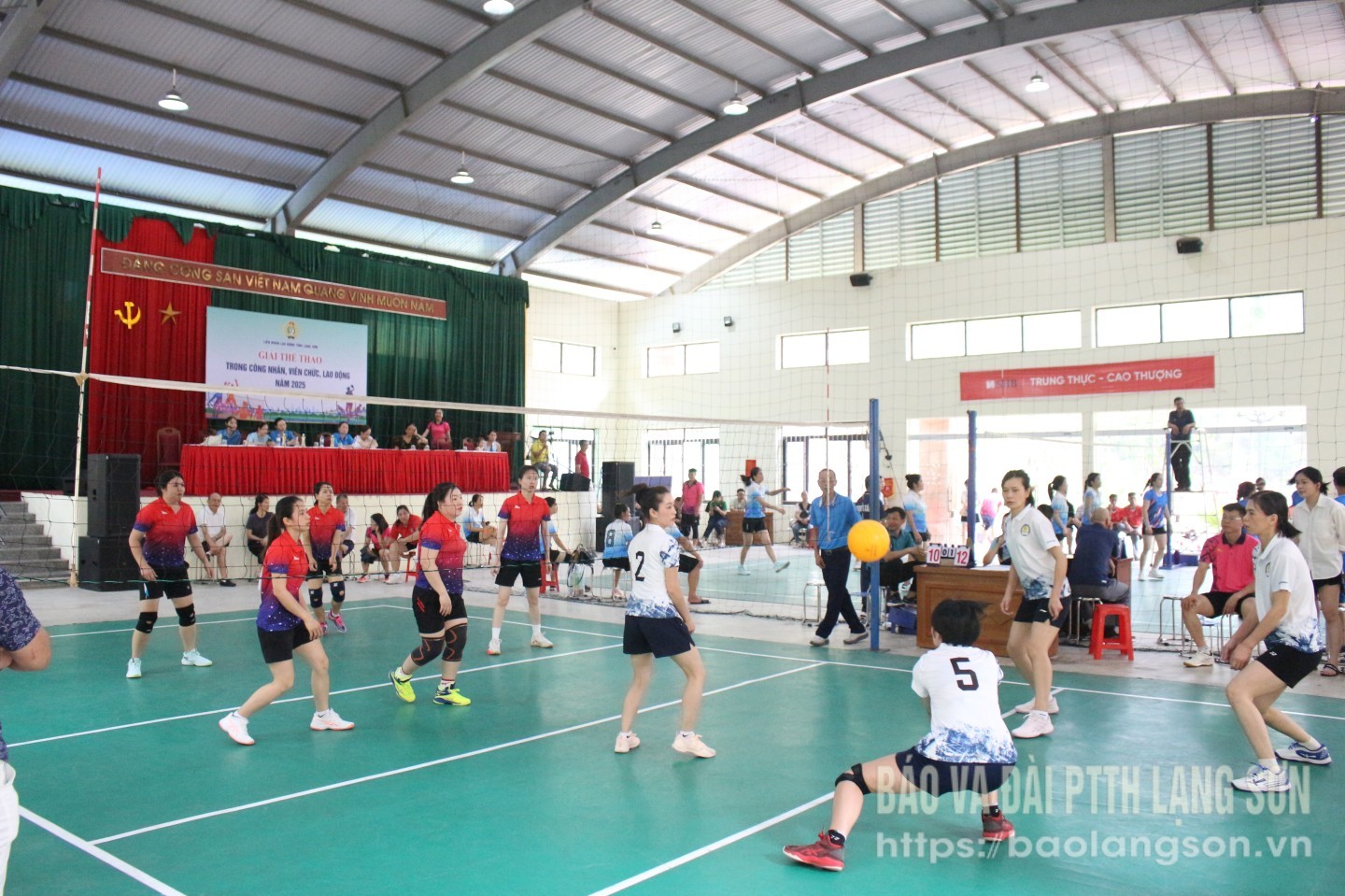 Các VĐV thi đấu nội dung bóng chuyền hơi đội nữ