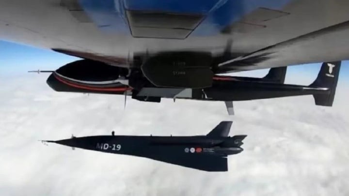Máy bay không người lái siêu thanh MD-19 được phóng lên giữa không trung từ UAV TB-001. (Ảnh: Interesting Engineering)