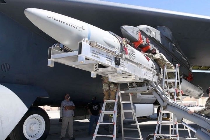 Lắp đặt AGM-183A dưới cánh máy bay vận tải B-52H. (Ảnh: Không quân Mỹ)