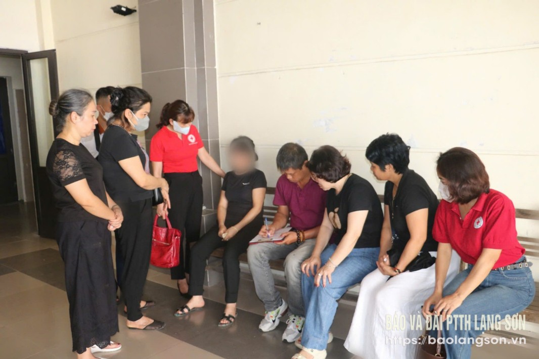 Đại diện Hội Chữ thập đỏ tỉnh động viên và tri ân gia đình nạn nhân