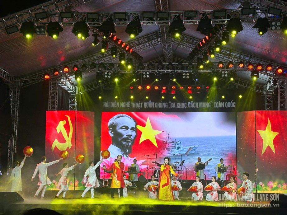 Tiết mục song ca “Mãi mãi Việt Nam” do các nghệ sĩ, diễn viên Đoàn Lạng Sơn đoạt huy chương vàng tại hội diễn