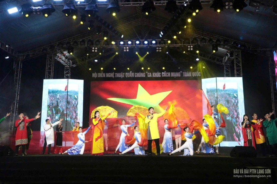 Tiết mục hát múa liên khúc “Khúc quân hành Xứ Lạng, “Thênh thang đường mới” do các nghệ sĩ, diễn viên Đoàn Lạng Sơn biểu diễn đoạt huy chương bạc tại hội diễn