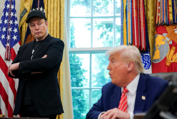 Tổng thống Donald Trump và ông Elon Musk tham dự một cuộc họp báo tại Phòng Bầu dục của Nhà Trắng ở Washington, DC, Hoa Kỳ, ngày 30/5. (Ảnh: Reuters)