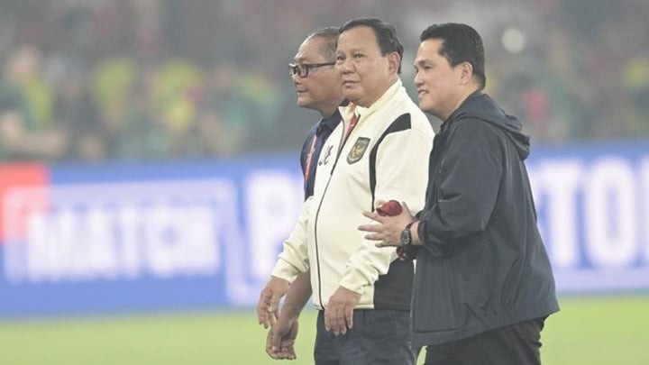 Tỷ phú Erick Thohir (bên phải) - Chủ tịch Liên đoàn bóng đá Indonesia - tháp tùng Tổng thống Prabowo Subianto xuống sân chúc mừng các cầu thủ.