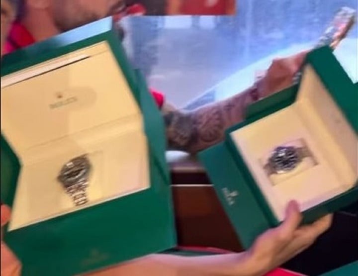 Cầu thủ Indonesia khoe được Tổng thống tặng đồng hồ Rolex.