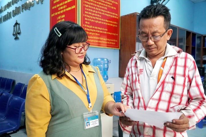 Công chức tư pháp - hộ tịch xã Vĩnh Lộc A (huyện Bình Chánh, TP.HCM) hướng dẫn người dân làm các hồ sơ, thủ tục. (Ảnh: Lê Thoa)