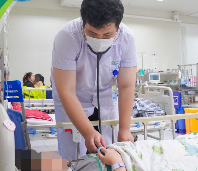 Nam sinh phải nhập viện cấp cứu vì ngộ độc thuốc lá điện tử.