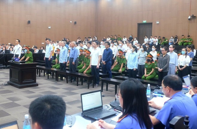 Bị cáo Trịnh Văn Quyết (hàng đầu) và đồng phạm tại phiên tòa sơ thẩm.