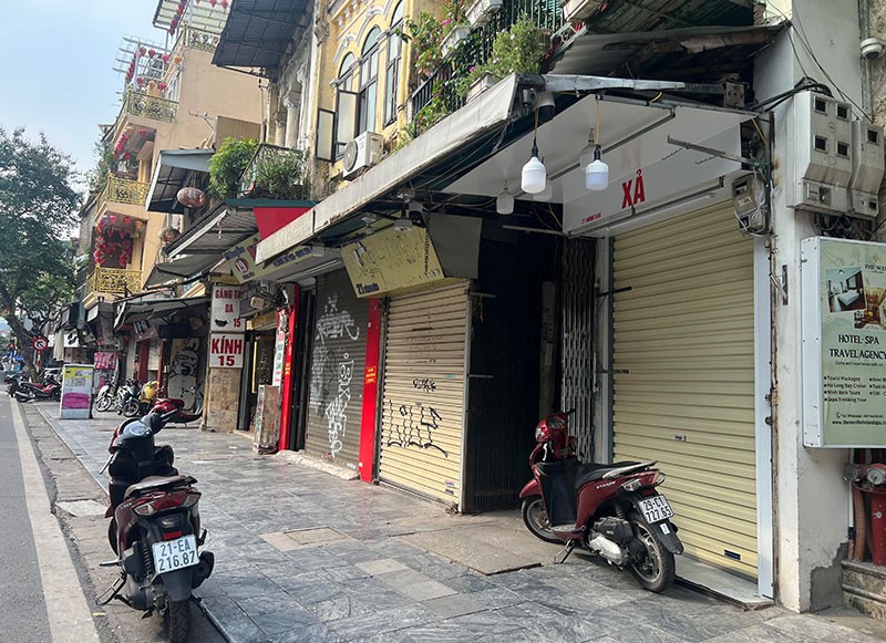Hàng loạt hộ kinh doanh đóng cửa trên phố Hàng Ngang, Hàng Đào (Hà Nội).