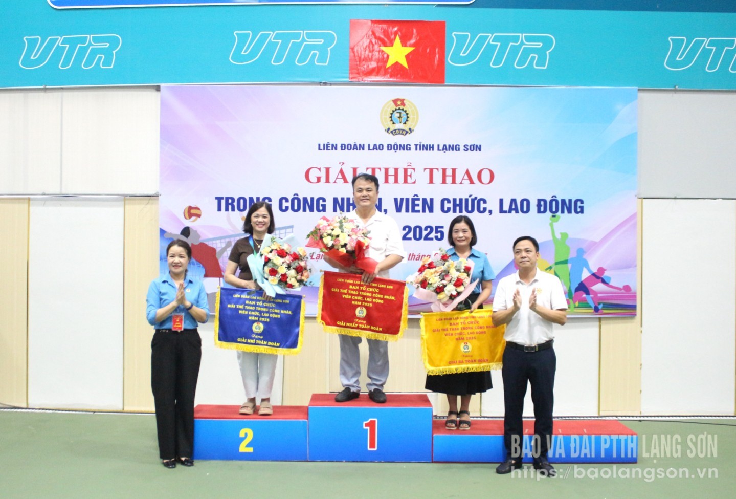 Đại diện Ban Tổ chức trao giải toàn đoàn cho các đơn vị có thành tích cao
