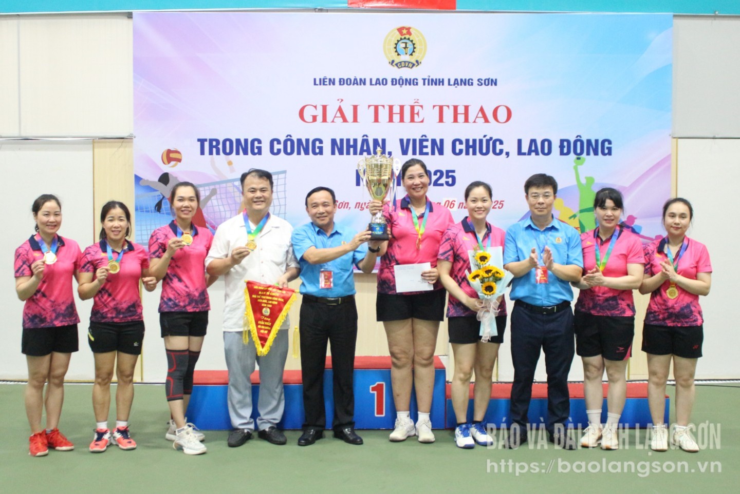 Đại diện Ban Tổ chức trao giải nhất cho LĐLĐ huyện Cao Lộc ở nội dung bóng chuyền hơi đội nữ