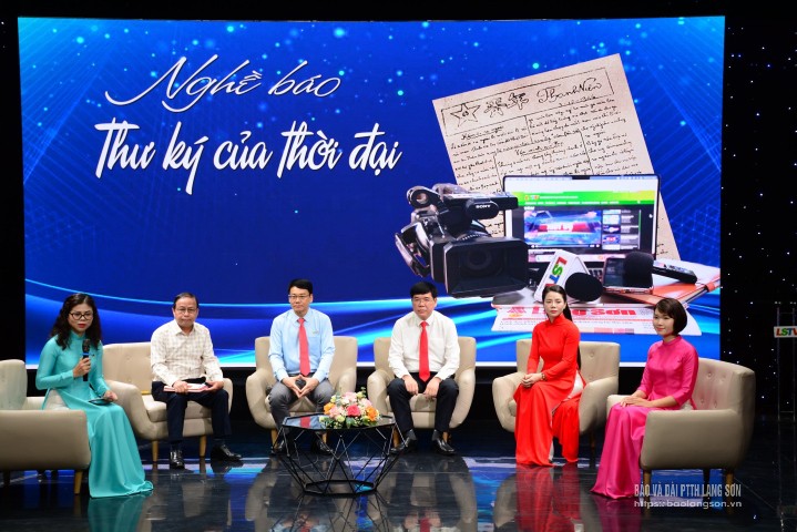 Các đại biểu khách mời tham gia chương trình toạ đàm