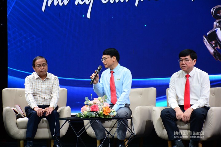 Đồng chí Nguyễn Đông Bắc, Bí thư Đảng uỷ, Tổng biên tập Báo và Đài PTTH Lạng Sơn chia sẻ về chuyện nghề trong buổi toạ đàm