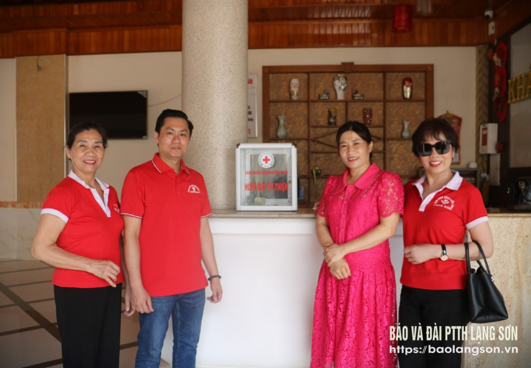 Đại diện Câu lạc bộ Thắp sáng niềm tin tiến hành đặt hòm quỹ từ thiện tại nhà nghỉ Khánh Toàn, thị trấn Lộc Bình, huyện Lộc Bình