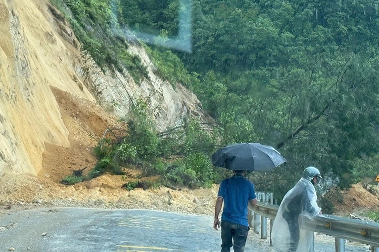 Sạt lở gây tắc đường tại Km76, Quốc lộ 4D, xã Sơn Bình, huyện Tam Đường, tỉnh Lai Châu. Ảnh: Công an Lai Châu