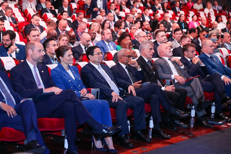 Thủ tướng và các đại biểu dự Diễn đàn Kinh tế và Tài chính xanh - Ảnh: VGP/Nhật Bắc