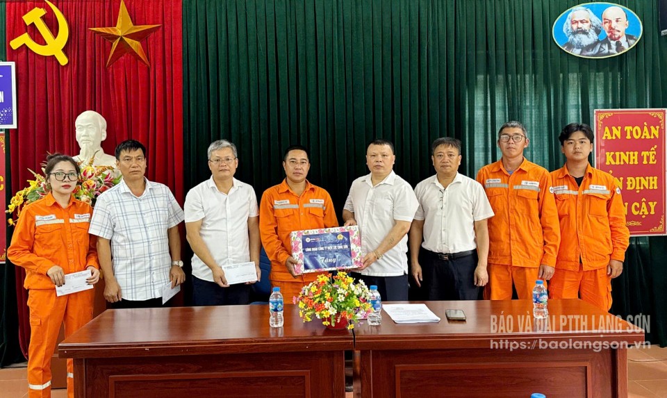 Lãnh đạo Công đoàn Công ty Điện lực Lạng Sơn tặng quà cho công nhân lao động tại Xí nghiệp Lưới điện Cao thế (Công ty Điện lực Lạng Sơn)