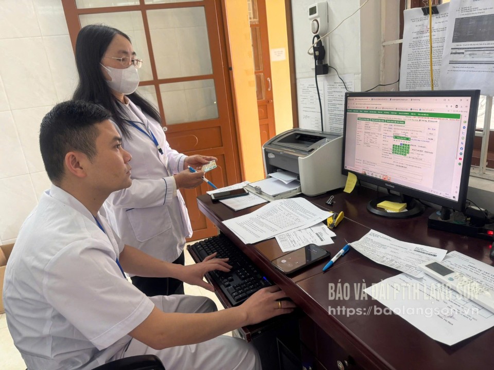 Cán bộ Trạm Y tế xã Thuỵ Hùng, huyện Cao Lộc cập nhật hồ sơ sức khoẻ điện tử cho người dân