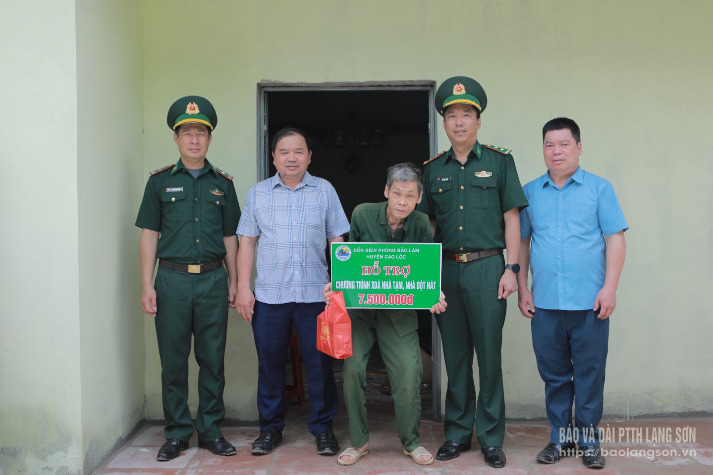 Lãnh đạo Đồn Biên phòng Bảo Lâm trao biểu trưng kinh phí hỗ trợ sửa chữa nhà cho gia đình ông Hoàng Văn Vấn (thôn Còn Kéo)