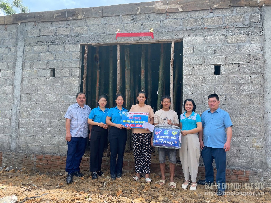 Lãnh đạo hội LHPN huyện Cao Lộc trao kinh phí hỗ trợ xây nhà cho gia đình ông Lương Văn Biểu (thôn Cốc Tòong)