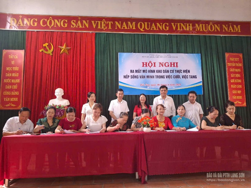 Đại diện các hộ gia đình trên địa bàn khối phố Hoàng Văn Thụ, thị trấn Bắc Sơn ký cam kết thực hiện nếp sống văn minh trong việc cưới, việc tang tại địa bàn