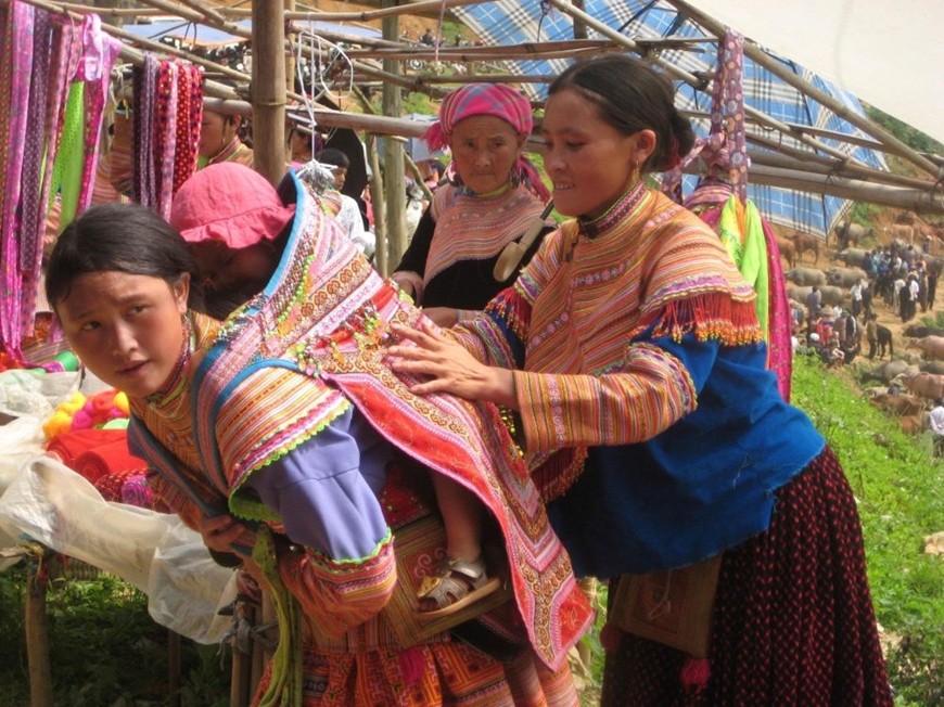 Chợ phiên Bắc Hà ấn tượng với du khách bởi nét đẹp thổ cẩm.