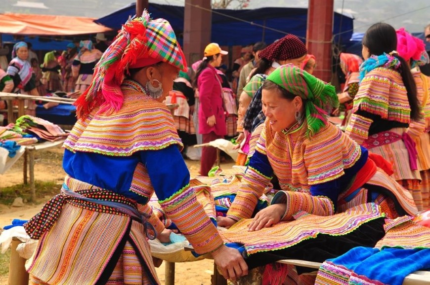 Chợ phiên Bắc Hà ấn tượng với du khách bởi nét đẹp thổ cẩm.