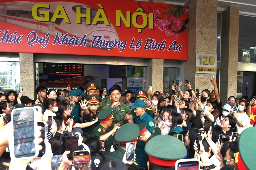 Người dân chào đón cán bộ, chiến sĩ chuẩn bị về các đơn vị huấn luyện cho nhiệm vụ diễu binh, diễu hành kỷ niệm 80 năm Cách mạng Tháng Tám thành công và Quốc khánh nước Cộng hòa xã hội chủ nghĩa Việt Nam. Ảnh Phú Sơn