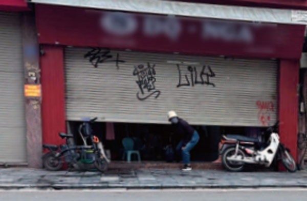Ngày 9-6, hàng loạt cửa hàng trên phố Hàng Đào (Hoàn Kiếm, Hà Nội) vẫn đóng cửa, khách muốn mua hàng phải chịu khó “chui rào”. Ảnh: ĐỨC THỊNH